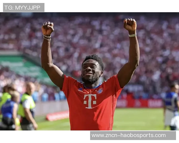 阿方索戴维斯与伊藤洋辉亮相拜仁今日训练场景